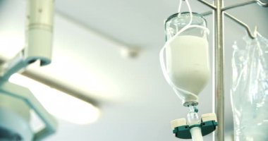 Hastane ameliyathanesindeki damlatıcıyı kapat. Coronavirus, covid pandemik konsept. Sağlık ve ilaç. Bir hastanın tedavisi, tıbbi prosedürler.