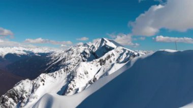 İnsansız hava aracı, görkemli kış karlı dağ zirvelerinin üzerinde uçuyor. Kuzey Kutup Bölgesi 'nin havadan görünüşü. Macera, seyahat ve geçmiş kavramı.