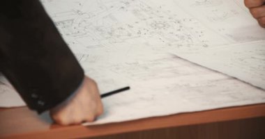 Uçak motorunun grafiksel tasarımı. Makine mühendisi, çizdiği projeyi kağıda döküyor. Mimarlık tasarım işi. Mühendislik taslak çalışması. Yüksek teknoloji.