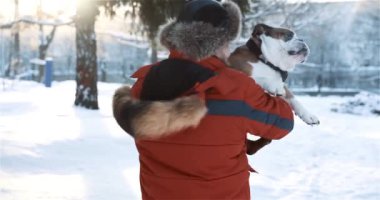 Mutlu sakallı adamın sevimli arkadaşı İngiliz bulldog 'a sarılıp nazikçe öpmesi. Kışın dışarıda saf köpeğiyle eğlenen adamın portresi. Hayvanlar, hayvanlar, insan dostluğu