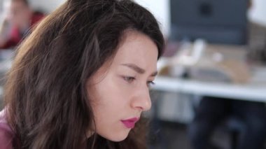 Güzel, kendine güvenen genç, güzel bir kadın. Ofiste yalnız poz veren kameraya bakıyor. Mutlu Asyalı etnik kökenli kız öğrenci.