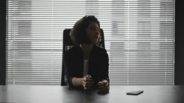 İşsizlik ve ekonomik kriz, koronavirüs yüzünden. Kariyerinin sonu, iflas. Şok olmuş karışık ırk iş kadını, kovulduğu için stresli hissediyor. Covid-19, salgın konsepti.