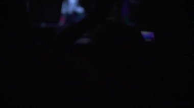 Rock konserinde dans eden bir kızın silueti. Hayranları ve yıldızları olan bir gece kulübünde canlı performans. İnsanlar ellerini kaldırıp şarkı söylüyorlar. Eğlence ve geçmiş kavramı.