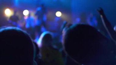 Parti ve eğlence anlayışı. Müzik konserindeki kalabalık, seyirciler ellerini kaldırıyor. Bir gece kulübünde sahneye çıkmak, insanların dans pistinde eğlenip eğlenmesi. Rock müzik