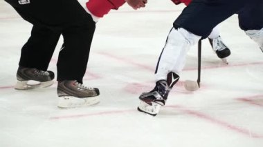 Profesyonel buz hokeyi maçı sırasında. Hakem topu fırlatıyor, oyuncular çok rekabetçi bir an yaşıyor. Spor anlayışı, eşleşme.