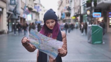 Avrupa 'yı gezen, Barselona' yı gezen, elinde turist haritasıyla gezen, tatilin tadını çıkaran çekici genç bir kadın. Güzel turist kız şehrin haritasını inceliyor..