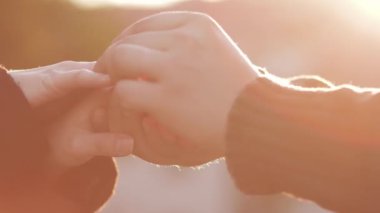 Gün batımında birbirine dokunan iki elin yakınlaşması. Sevgililer randevularında sevişirler. Aşk ve ilişki