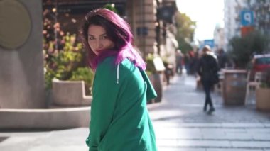 Summer City caddesinde yürüyen parlak saçlı neşeli genç bir hipster kadının yakın plan portresi. İnsanlar ve tarz kavramı. Kız gülümsüyor ve poz veriyor.