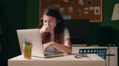 Stresli iş kadını gece geç saatlere kadar ofiste çalışıyor. Yorgun bir kadın işte başarısız olursa, sorunu çözemez. Son teslim tarihi bitti..