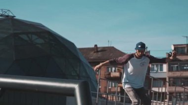 Kaykaycı eğitimine temiz havada devam ediyor. Kaykayın üstüne atlayıp yere inen atletik bir adam. Tekerlekli paten kaymak. Kaykay üzerine pratik alıştırmalar yapıyorum. Boş zaman sporu kavramı