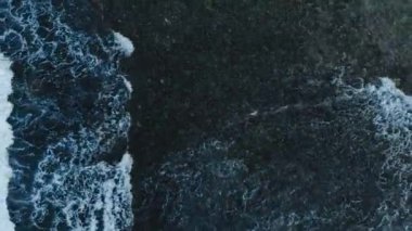 Renkli su manzarası, yükselen köpük ve kumsal. Renkli doğanın rahatlatıcı bir resmi. Alan ve arkaplan konseptini kopyala. Gök mavisi deniz dalgalarının tropik adada kum kıyılarıyla buluştuğu tepeden aşağı sahneler.