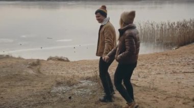 Güz Gölü 'nün yakınında aşık tatlı beyaz bir çift. Samimi bir birliktelik anı. Sevgililer flört ederken yürürler ve öpüşürler. Kadın ve erkek kucaklaşıyor. Aşk, ilişki, aile kavramı.