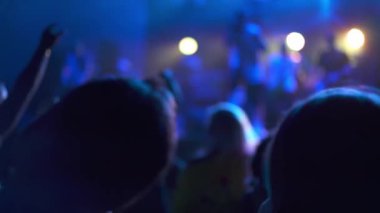 Parti ve eğlence anlayışı. Müzik konserindeki kalabalık, seyirciler ellerini kaldırıyor. Bir gece kulübünde sahneye çıkmak, insanların dans pistinde eğlenip eğlenmesi. Rock müzik