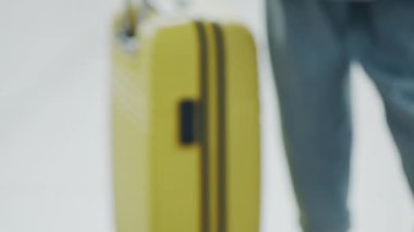 Havaalanındaki kayıt standına giden genç bir kadın. Güzel kız kamerayla gidiyor, bavulu hazırlıyor. Kız iş seyahatine ya da tatile hazırlanıyor, uçuşa hazırlanıyor. Seyahat, ulaşım kavramı.