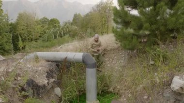 Erkek çevreci aktivistlere yakın olmak yasak bölgeden geçmek ve yeşil kirlenmiş nehirden su sondası örnekleri almak. Fabrika zehirli kimyasal atıkları suya boşaltıyor. Ekolojik felaket