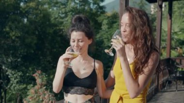 Dışarıda Kokteyl İçen Kadın. Güzel bayanlar Tropikal Yer 'de Tatil Tatili' ni kutluyor. Seyahat konsepti. Arkadaşlar birlikte vakit geçirir. İki Kız Partisi