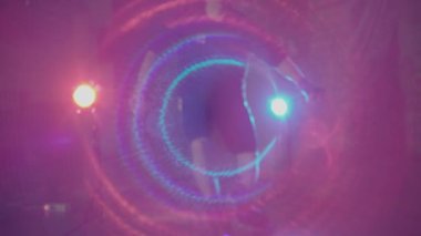 Genç adam spot ışıklarında tek ayak üzerinde paten kayıyor. Etkileyici yetenekler sergileyen genç serbest bırakma ve ekstrem sporların aktif gece hayatı tarzı. Karanlık stüdyoda. Gençlik kavramı, alt kültür.