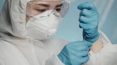 Doktor, bir şırınga al ve hastanede koronavirüse karşı aşı al. Klinikte tedavi. Salgınla ilgili bilimsel araştırma. Laboratuvarda sinik test yapılıyor. Karantina, covid-19 konsepti