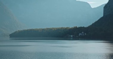 Sahildeki küçük bir köyün muhteşem manzarası. Ağaçlarla kaplı dağlarla çevrili evlerin ilham verici manzarası. Tatil için güzel sessiz bir yer. Seyahat kavramı, doğa, özgürlük..