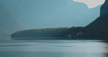 Tatil için güzel sessiz bir yer. Seyahat kavramı, doğa, özgürlük. Sahildeki küçük bir köyün muhteşem manzarası. Ağaçlarla kaplı dağlarla çevrili evlerin ilham verici manzarası..