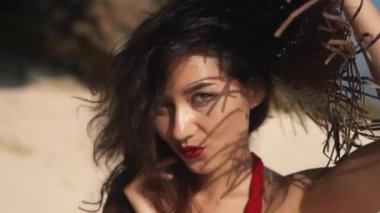 Kırmızı elbiseli genç melez kadın sıcak yaz gününde hasır şapka giydi. Lüks, şehvetli Asyalı kız portresi kameraya gülümsüyor. Güzellik, seyahat, tatiller, moda yaşam tarzı.