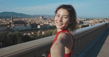 Sosyal ağdaki hikayeleri için akıllı telefondan selfie çeken gülümseyen Asyalı kadının portresi. Floransa 'da güneşli havanın tadını çıkaran güzel bir genç kız. Yaşam tarzı olarak seyahat etmek.