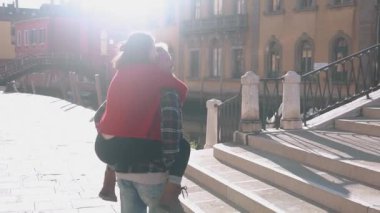 Yakışıklı Avrupalı adam Venedik sokaklarında muhteşem Asyalı kadınını sırtında taşıyor. Genç aşık hippi çift uzun bir geçmişi olan güzel bir ülkede eğleniyor. Aşk kavramı.