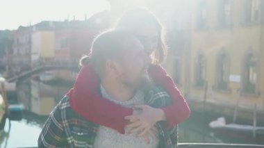 Aşk kavramı. Yakışıklı Avrupalı adam Venedik sokaklarında muhteşem Asyalı kadınını sırtında taşıyor. Genç ve aşık bir çift uzun bir geçmişi olan güzel bir ülkede eğleniyor..