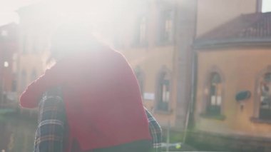 Genç aşık hippi çift uzun bir geçmişi olan güzel bir ülkede eğleniyor. Aşk kavramı. Yakışıklı Avrupalı adam Venedik sokaklarında muhteşem Asyalı kadınını sırtında taşıyor.