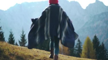 Genç bir kadın turist arıyor ya da tepenin kenarında ya da dağda bir el feneri arıyor. Beni takip edin ve davet edin. Aile çifti yazın dağlık arazide yürüyüş yapıyor. Mutluluk kavramı, macera, özgürlük.