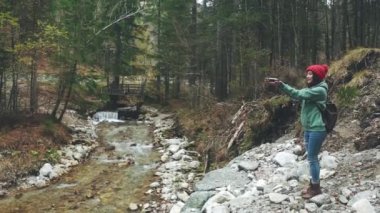 İHA ya da kuadrokopter fırlatan kız portresi. İHA, pervanenin yardımıyla havaya yükseliyor. Kamera gökyüzüne yükseliyor. İskoçya 'da yalnız seyahat eden bir kadın. Doğayla bütünlük, özgürlük hissi..
