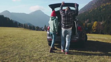 Karantina izolasyonundan sonra yolculuklarına çıkan birkaç genç hippi. Toplumsal uzaklık. Çantalı güzel yürüyüşçüler yerel dağları keşfediyor. Salgın hastalık üstüne arabayla seyahat ediyorlar.