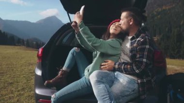 Uzun karantina izolasyonundan sonra yolculuklarında selfie çeken birkaç genç hippi. Toplumsal uzaklık. Güzel aşıklar yerel doğayı keşfediyorlar. Salgın hastalık üstüne araba yolculuğu.