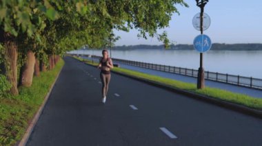 Sabahları koşan beyaz bir genç kız. Nehir kenarında ya da parkta koşan güçlü bir kadın. İnce kadın atlet sokakta antrenman yapıyor. Maratona hazırlanıyorum. Sağlıklı yaşam tarzı