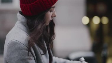 Kızları ayırıp çöp, çöp ya da atıkları geri dönüşüm için özel konteynırlara atın. Kadın plastik ya da camı geri dönüşüm için ayrı çöp kutusuna koyuyor ve çevreyi ve doğayı koruyor..