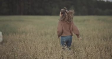 Köpeğiyle çimenlerde koşan komik bir kadın. Güzel bir kadının portresi ve doğada neşeli bir genç köpek. Kızla tüylü köpek arasındaki samimi arkadaşlık. Sınır çoban köpeği sevdalısı ve tarzı kavramı