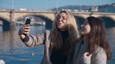 Prag 'da video blogu kaydeden iki seyahat blogu arkadaşı. Seyahat, blog yazarı, ünlü sosyal medya konsepti. Çekimler kırmızı 4k, 10 bit renk