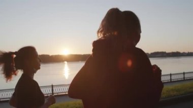 Güneş doğarken koruyucu maskelerle koşan iki genç kız. Sosyal uzaklık. Karantina iptalinden sonra kaçma özgürlüğü. Sağlıklı yaşam tarzı, eğitim, koşma, spor.