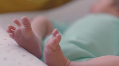Minik Yeni Doğmuş Bebek ayakları yakın plan. Annesi ve çocuğu. Mutlu Aile kavramı. Anneliğin güzel kavramsal videosu.