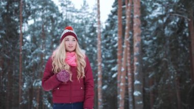 Genç kız erkek arkadaşını bekliyor. Aşıklar kış ormanlarında sarılırlar. Kar ormanı yakınlarında bir çiftle buluşuyor. İlişki ve tarih kavramı. Adam kız arkadaşına arkadan yaklaşır ve ellerini kapatır.