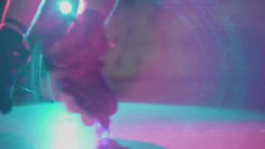 Karanlık bir yerde paten kayan bir adam. Serbestlik konusunda yetenekleri olan bir genç. Aktif gece hayatı gençlik kültürünün genç erkek örneği. Ekstrem, yaşam tarzı, spor anlayışı.