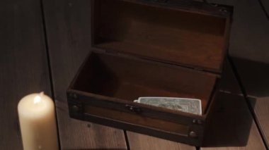 Mistik esrarengiz ayin sahnesi. Falcı kadın kehanetten sonra tarot kartlarını tahta kutuya koyuyor. Karanlık bir yerde, kafatası ve mumla korkunç mistik bir atmosfer. Ayin kavramı, okültizm.