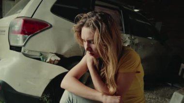 Yüzünde yara izi olan stresli mutsuz bir kadın. Felaket, yaralanma, ilk yardım ve araba kazası kurbanı. Kaza anında yolda oturan yaralı kız. Tehlikeli sürüş.