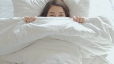 Kız 'ın en iyi görüntüsü Utangaç ve Yüzünü Örtün. 