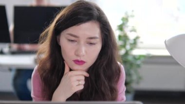 Güzel, kendine güvenen genç, güzel bir kadın. Ofiste yalnız poz veren kameraya bakıyor. Mutlu Asyalı etnik kökenli kız öğrenci.