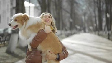 Zencefil sınırındaki Collie Dog ve sahibinin sokak dışında antrenmanına yakın durun. Köpeğini kucaklayan bir kadın. Evcil hayvanlar, birliktelik ve arkadaşlık yaşam tarzı..