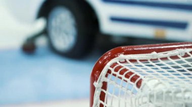 Profesyonel hokey maçında buz pateni sahasına odaklan. Zamboni bir maçta mola verirken buz üstünde çalışıyor. Spor anlayışı, rekabet, mekan.