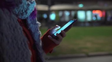 Telefon ekranının yakın çekimleri kadınların elinde. Modern akıllı telefon, internet erişimi. Şehirde telefonla dolaşan bir kız. Seyahat için kullanışlı bir alet. Teknoloji ve yaşam tarzı kavramı