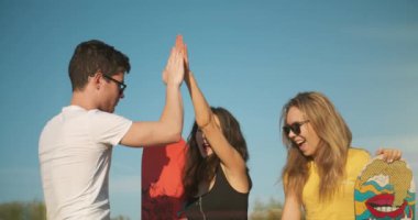 Mutlu gülümseyen insanlar, ellerinde snowboard ile güneşli bir gecede beş kez arka planda bulunuyorlar. Açık havada yaz. Çölde kum kaykayı. Genç arkadaşlar buluşuyor. Tatil, turizm ve ekstrem spor konsepti.