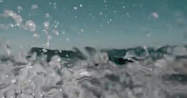 Fırtınada sert dalgalarda batan kadın, sinematik kamerada çekilen 12 bit renk.